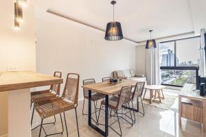 a kitchen and dining room with a table and chairs at Departamento parque Saavedra in La Plata