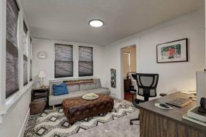 Istumisnurk majutusasutuses The Owen Bungalow - Uptown/Paseo OKC