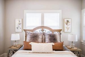 une chambre avec un grand lit avec deux lampes dans l'établissement Owen Bungalow II - OKC Paseo - HOT TUB & Fire Pit, à Oklahoma City 46 autres photos