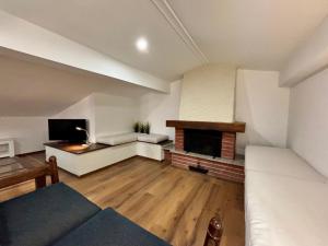 ein Wohnzimmer mit Couch und Kamin in der Unterkunft Brixia Garda Homes in Rezzato