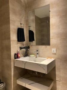 Ένα μπάνιο στο Luniq 1 BR Self Check-in Gulberg MM Alam