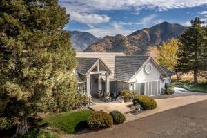 Nespecifikovaný výhled na hory nebo výhled na hory při pohledu z prázdninového domu