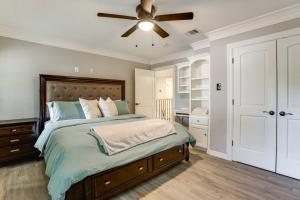 Voodi või voodid majutusasutuse Hot Tub, Sauna and Game Room Group Gem in Houston toas +27 fotot