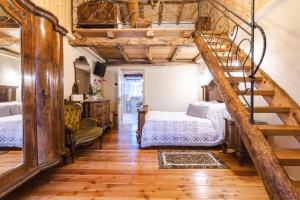 1 Schlafzimmer mit 2 Betten und einer Treppe in der Unterkunft Agriturismo Bon Tajer 