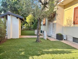 Ein Baum im Hof eines Hauses in der Unterkunft Brixia Garda Homes in Rezzato