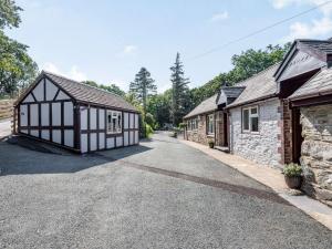 an empty road in front of two buildings at 1 bed in Machynlleth 85207 in Darowen
