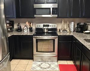 Η κουζίνα ή μικρή κουζίνα στο Sleepy Bear Getaway condo