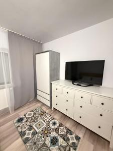 een woonkamer met een tv en een dressoir bij Cozy Two-Room Apartment in Craiova