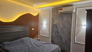 a bedroom with a bed and a wall at Residence Annapurna Indian in Dakar