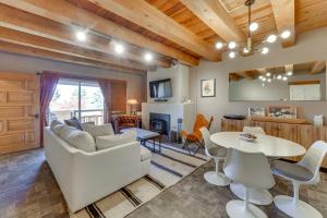 un salon avec un canapé blanc et une table dans l'établissement Ski, Hike and Fish! Beautiful Retreat Near Taos, à Valdez