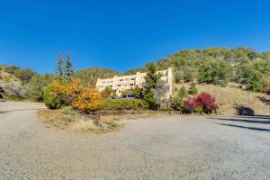 une grande maison au sommet d'une colline avec des arbres dans l'établissement Ski, Hike and Fish! Beautiful Retreat Near Taos, à Valdez