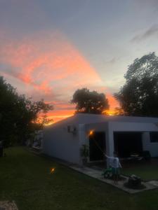 Východ nebo západ slunce při pohledu z chaty nebo okolí