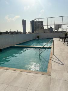a swimming pool on the roof of a building at Apartamento Mobiliado Belém in Belém