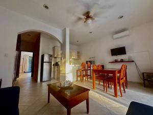 Kuchyň nebo kuchyňský kout v ubytování Beachfront apartment with swimming pool. One bedroom