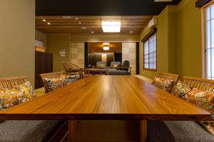 een conferentieruimte met een houten tafel en stoelen bij Nishiyama Ryokan - Established in 1953 in Kyoto
