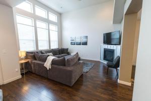 TV a/nebo společenská místnost v ubytování Cajun King Townhome, Village - 3 En-Suite Bedrooms