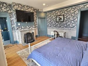 Μια τηλεόραση ή/και κέντρο ψυχαγωγίας στο Sleeps 30+ • 10BR Mansion •Events • Bar • Backyard