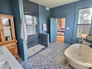 Ένα μπάνιο στο Sleeps 30+ • 10BR Mansion •Events • Bar • Backyard +38 φωτογραφίες