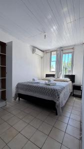 une chambre avec un lit dans une pièce avec une fenêtre dans l'établissement Colonia Home, à Colonia del Sacramento