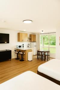 Kuchyň nebo kuchyňský kout v ubytování Sun & Sand Resort + 43 fotografií