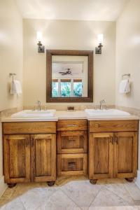 Ένα μπάνιο στο 3BR-3BA Villa, AC, 5 Minute Walk To Poipu Beach