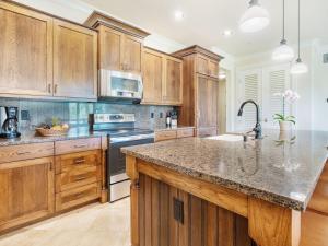 Η κουζίνα ή μικρή κουζίνα στο 3BR-3BA Villa, AC, 5 Minute Walk To Poipu Beach