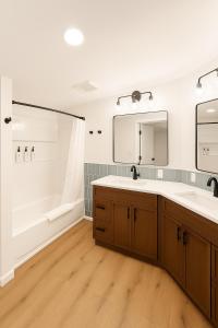 Koupelna v ubytování Sun & Sand Resort