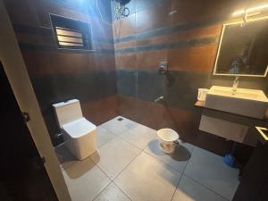 ein Badezimmer mit Toilette und Waschbecken in der Unterkunft Grand Sapphire Resorts & Travels Idukki in Idukki + 88 Fotos