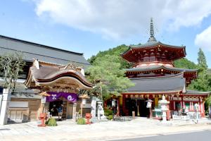 un edificio con una pagoda en el frente en ゲストハウス輪 高野山麓, en Hashimoto