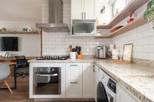 Køkken eller tekøkken på Refúgio Urbano - Asa Sul - Proximo a Embaixadas - Centro - 1 quarto + 8 billeder
