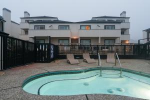 Bazén v ubytování Bodega Coast Inn and Suites nebo v jeho okolí