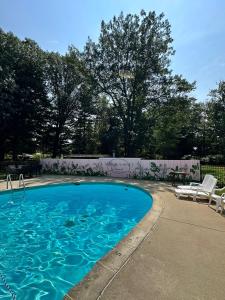 Bazén v ubytování Sun & Sand Resort nebo v jeho okolí