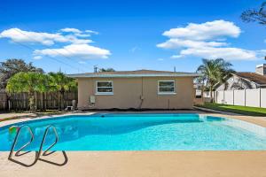 Bazén v ubytování Private 5BR Oasis with Pool Near Clearwater Beach nebo v jeho okolí
