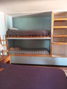 Palanda nebo palandy na pokoji v ubytování Lodge Gabriela Mistral