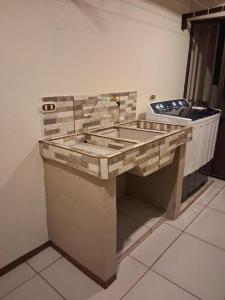 a stone counter in a room with a sink at Casa Abril - La Fortuna in Fortuna