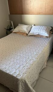 Ένα ή περισσότερα κρεβάτια σε δωμάτιο στο Casa na Praia de Camboinha, com 4 quartos, 4 banheiros , 2 salas amplas , terraço amplo em L , espaço para 10 redes, piscina , churrasqueira , a 100 metros do mar de cabedelo João Pessoa #Camboinha #aluguel #verao #mar #ferias