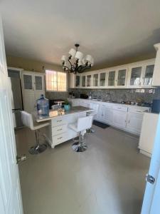 Kuchyň nebo kuchyňský kout v ubytování Chez Francoise your home away from home