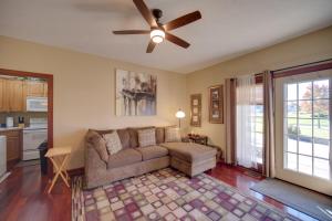 Posezení v ubytování Convenient Apt 2 Mi to North Chagrin Hiking!