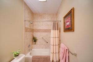 Koupelna v ubytování Convenient Apt 2 Mi to North Chagrin Hiking! + 16 fotografií