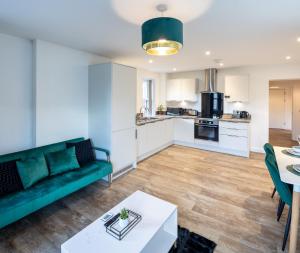 ein Wohnzimmer mit Sofa und Tisch in der Unterkunft Elegant & Stylish City Apartment in Bristol