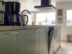 Η κουζίνα ή μικρή κουζίνα στο 4 star holiday home in Dannemare