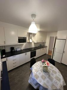 Kuchyň nebo kuchyňský kout v ubytování Noah longstay Kungsfågelgatan