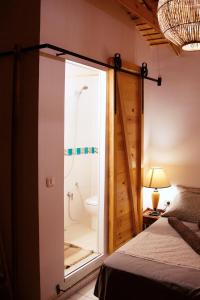 海尔盖莱L'artisan的浴室设有通往淋浴的玻璃门