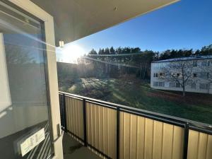 une fenêtre d'un balcon avec vue sur un immeuble dans l'établissement Noah longstay Kungsfågelgatan, à Västerås