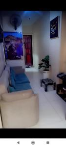 um quarto com uma cama e uma placa na parede em Sun Aswan inn em Aswan