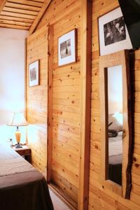 海尔盖莱L'artisan的一间卧室配有带镜子的木墙