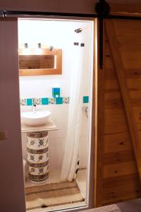 海尔盖莱L'artisan的带水槽和镜子的小浴室