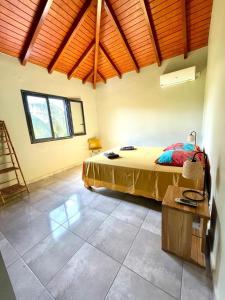 Ένα ή περισσότερα κρεβάτια σε δωμάτιο στο Kaza Bahia