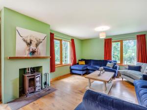 EvantonにあるBridge Houseの青い家具と壁に牛が飾られたリビングルーム