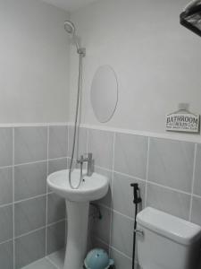 Ένα μπάνιο στο Oshanbyu Transient Home